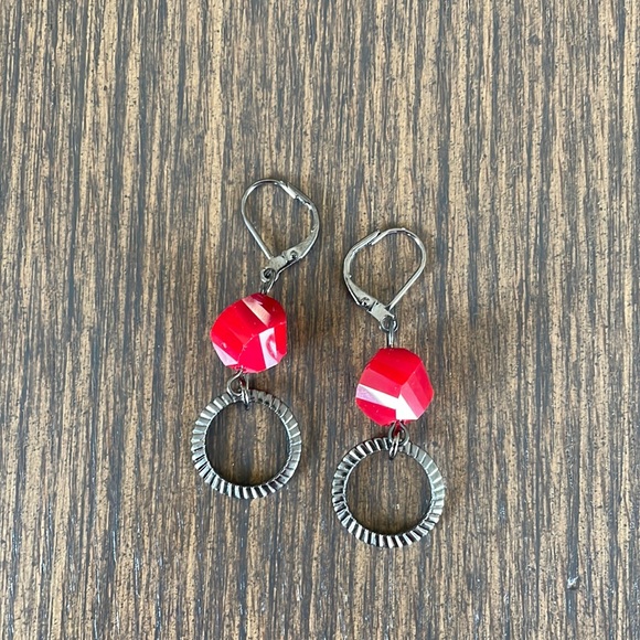 HAND CRAFTED EARRINGS Red Opaque Glass Beads Gunmetal Textured Rings - Picture 1 of 12